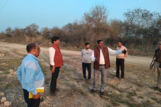 बिल्हौर एसडीएम डॉ.संजीव दीक्षित मौके पर जाकर निरीक्षण करते हुए