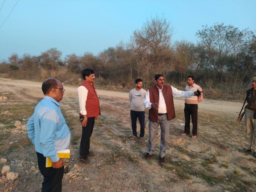 बिल्हौर एसडीएम डॉ.संजीव दीक्षित मौके पर जाकर निरीक्षण करते हुए